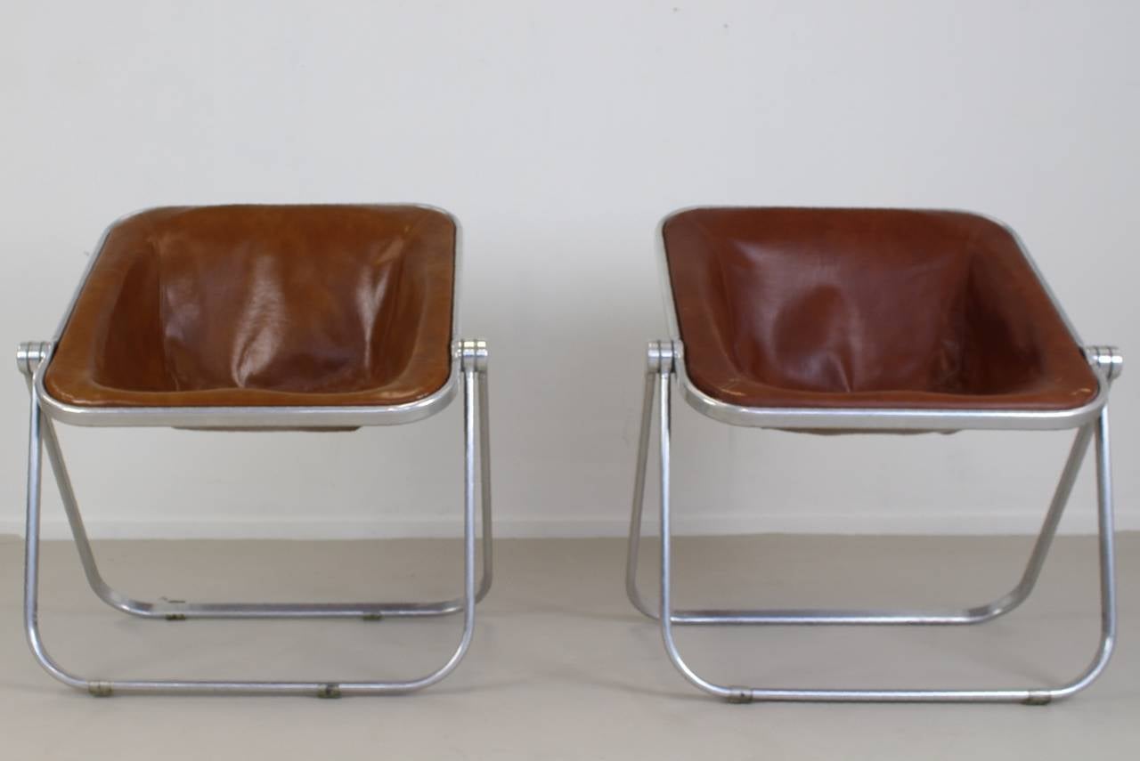 Aluminium folding chairs with leather upholstered synthetic tub.
Small color difference between the chairs.
Inside leather differs in darkness of brown.