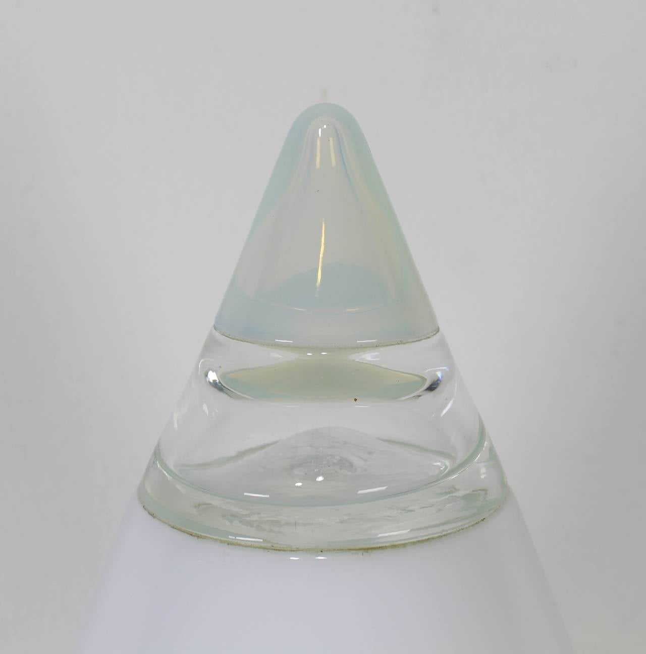 Typical Italian floor glass lamp.
Opalescent glass with white glass top,
metal base.
Designed by G. Toso.
Model: T46.

Express parcel shipment is advised.