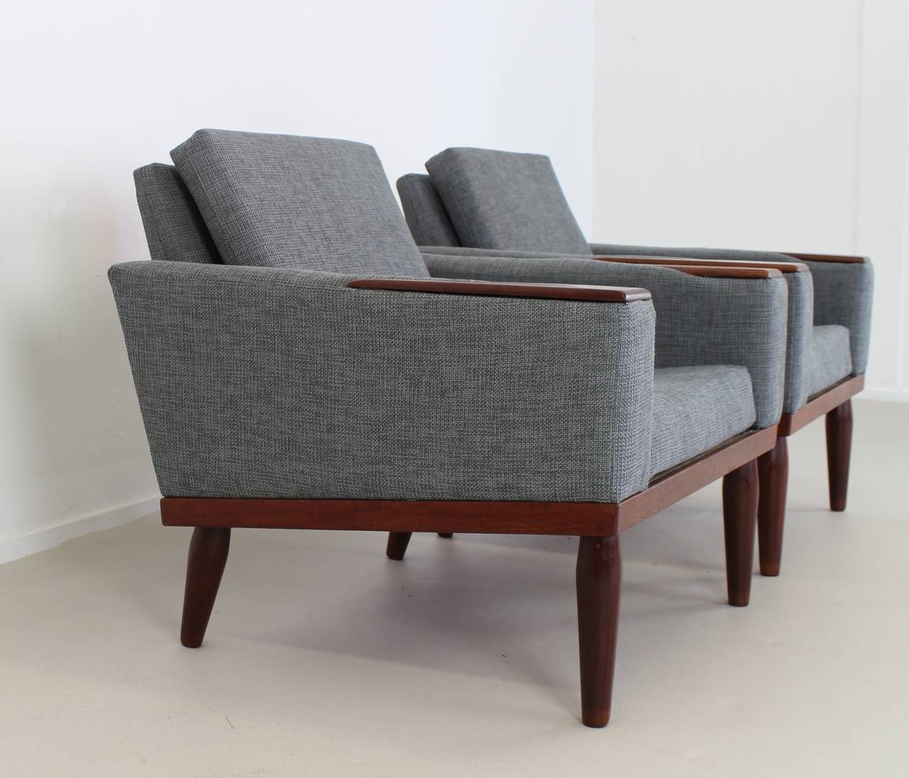 Beautiful early 1960s seating group.
Danish design and manufacturing.
Marked with Bovenkamp.
Four seating couch.
Two clubs all with teak panels on the armrests.
Clubsize dimensions: 76 x 74 x 72cm (W x D x H).
Seating height: 37cm.