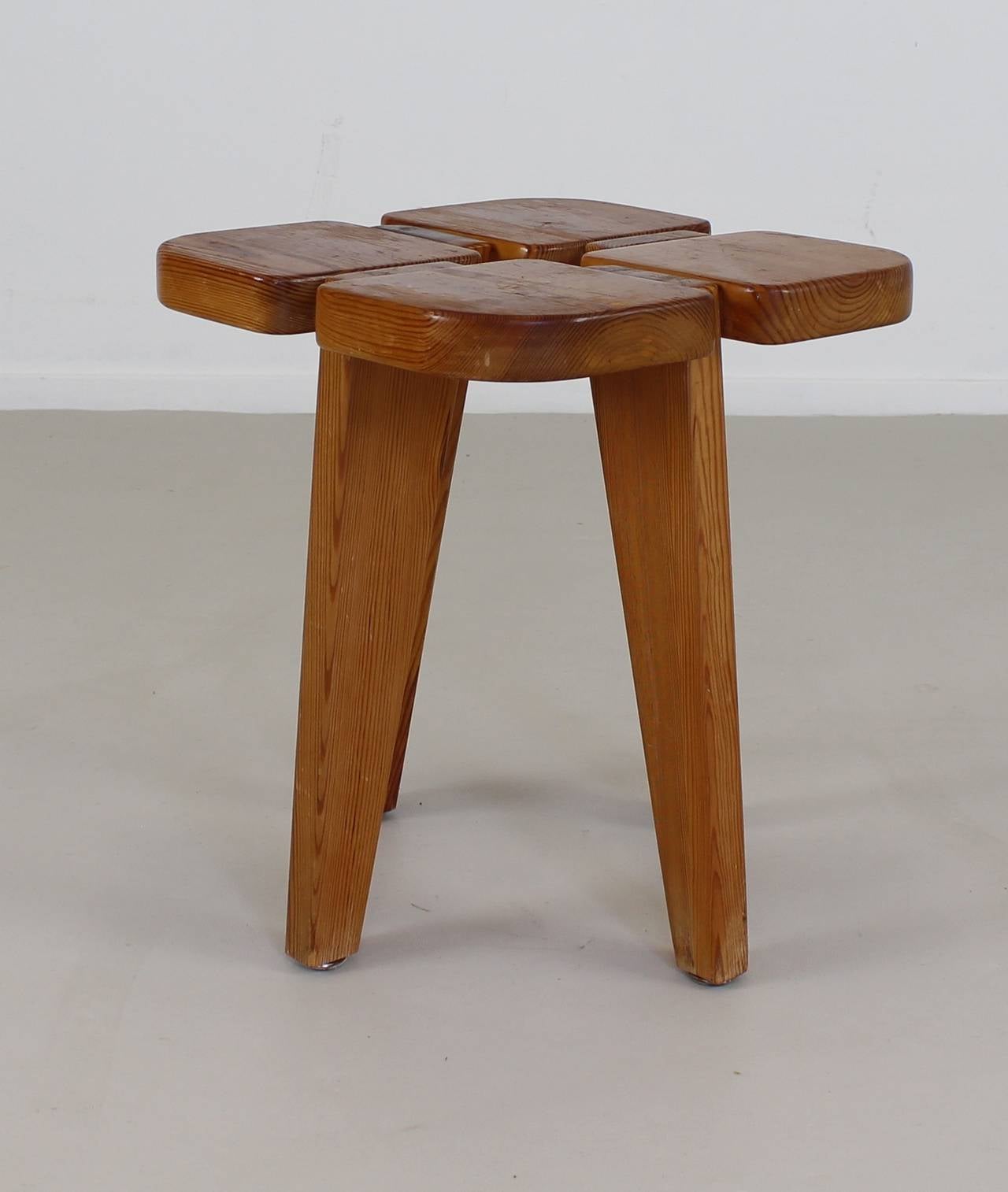 Nice original condition design stool.
Designer: Lisa Johansson-Pape.
Manufacturer: Stockman Orno, Finland.
Pinewood.

Express parcel shipment advised