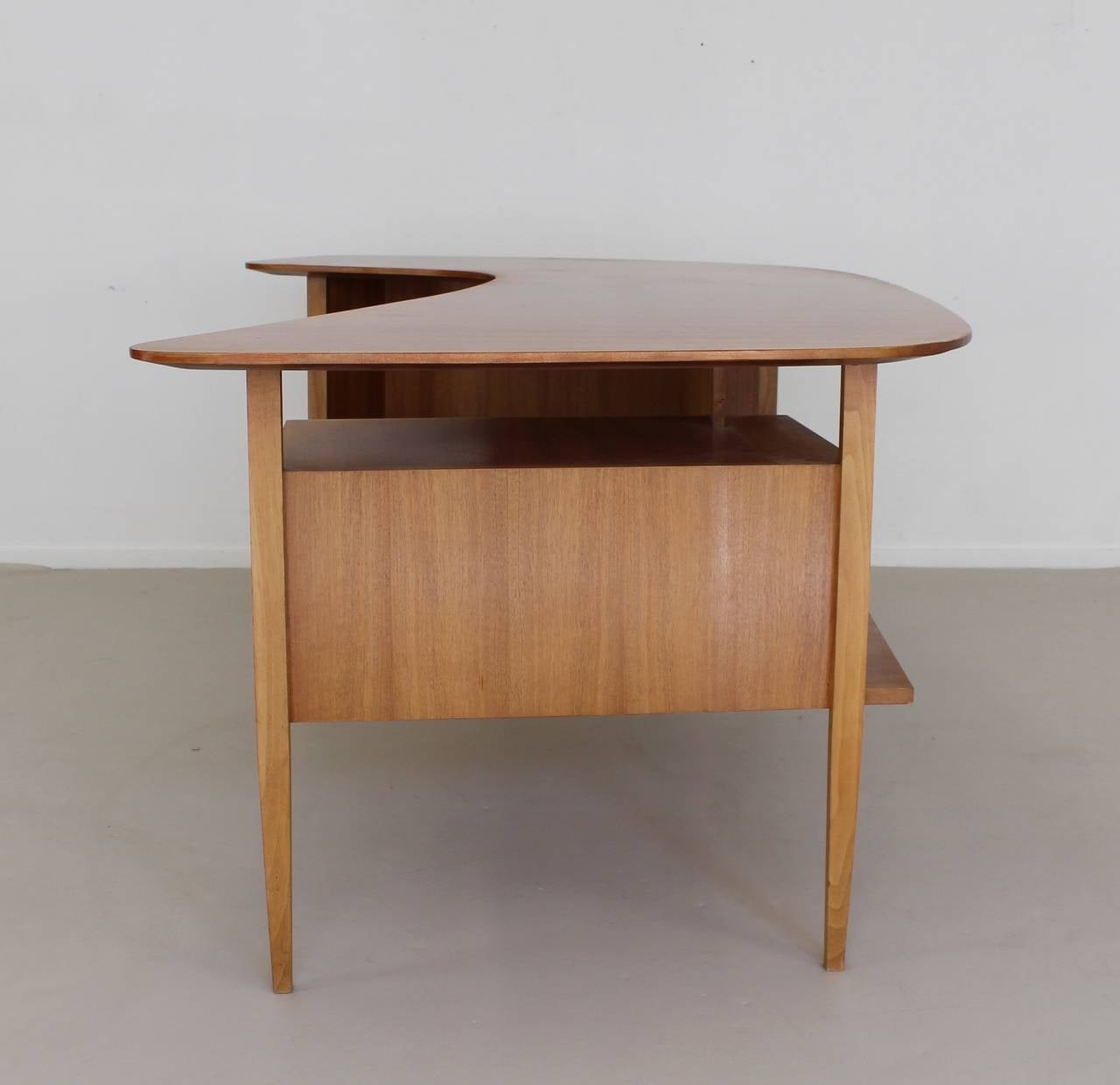1950s German Design Kidney Shaped Large Desk by Hans Hartl  In Excellent Condition For Sale In Staphorst, NL