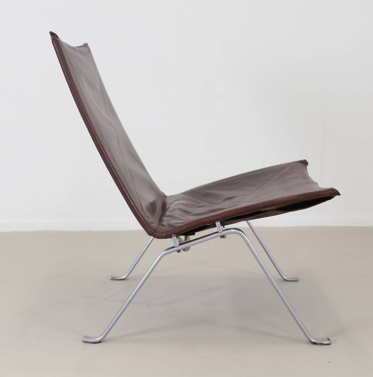 Famous easy chair by Danish top designer Poul Kjaerholm
Original E. Kold Christensen production.
Model PK 22.
Some wear on the steel feet.
Cover with nice patina but two repairs (see pics).