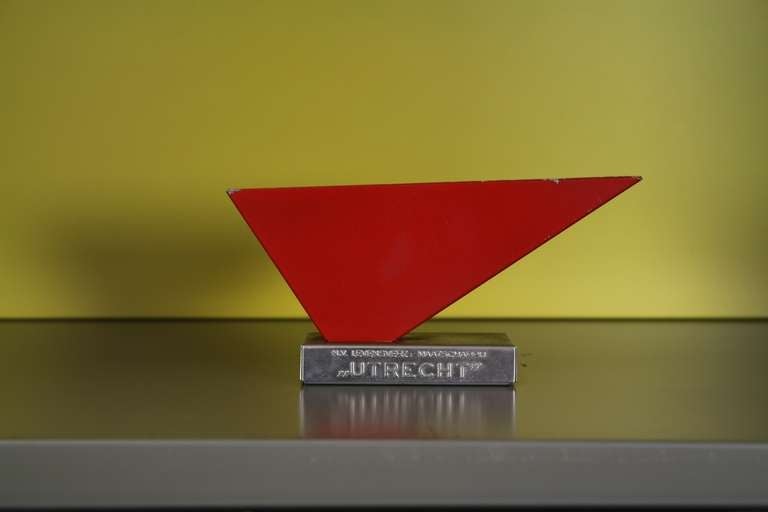 Letter holder designed by  Wim Rietveld for "de NV Levensverzekerings Maatschappij "Utrecht".
Dutch production Schonenberg VNF no 504 product identifier.
Chrome plated metal stand and the red metal lacquered holder. 

Maten 14 x