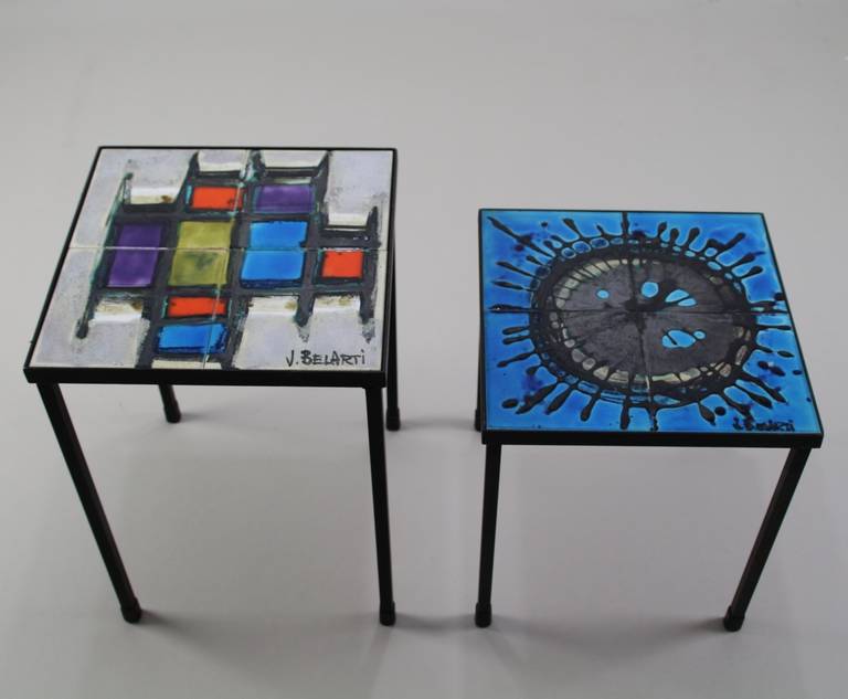Ces deux tables latérales ont un motif étonnant
Artiste/Designer : Julien de Covemaeker (1929-2008)
Fabricant : Belarti Oostende Belgique
Deux petites tables d'appoint avec des carreaux de céramique
Cadre métallique noir
Table d'appoint bleue :
