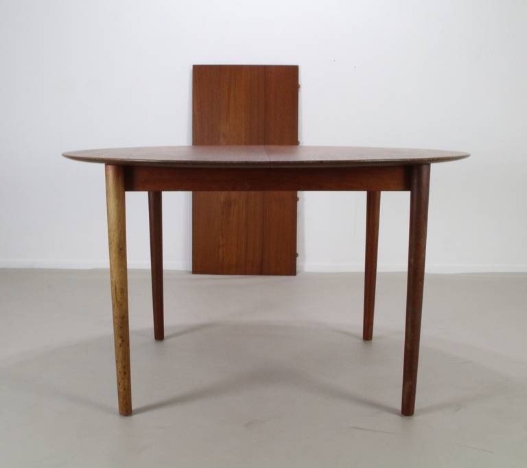 Oval solid teak dining table.
Design: Peter Hvidt and Orla Mølgaard-Nielsen.
Manufacturer: Søborg Møbler, Denmark.
Model: 311, year of design: 1956.