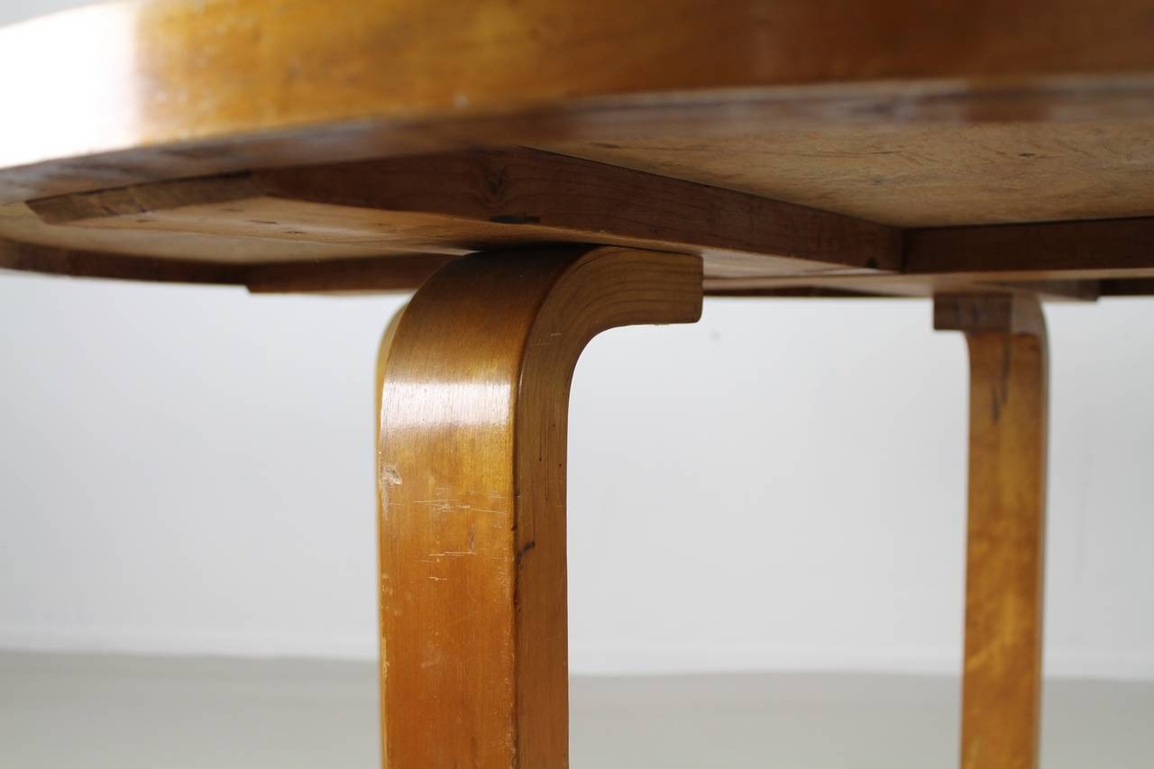 Großer, seltener Karelianischer Birkentisch von Alvar Aalto für Artek Finnland im Angebot 4