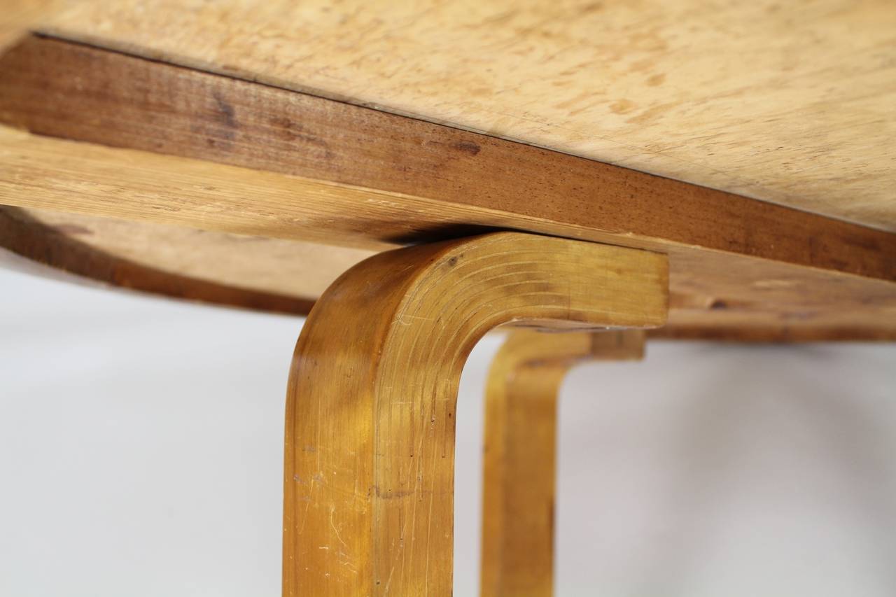 Großer, seltener Karelianischer Birkentisch von Alvar Aalto für Artek Finnland (Finnisch) im Angebot