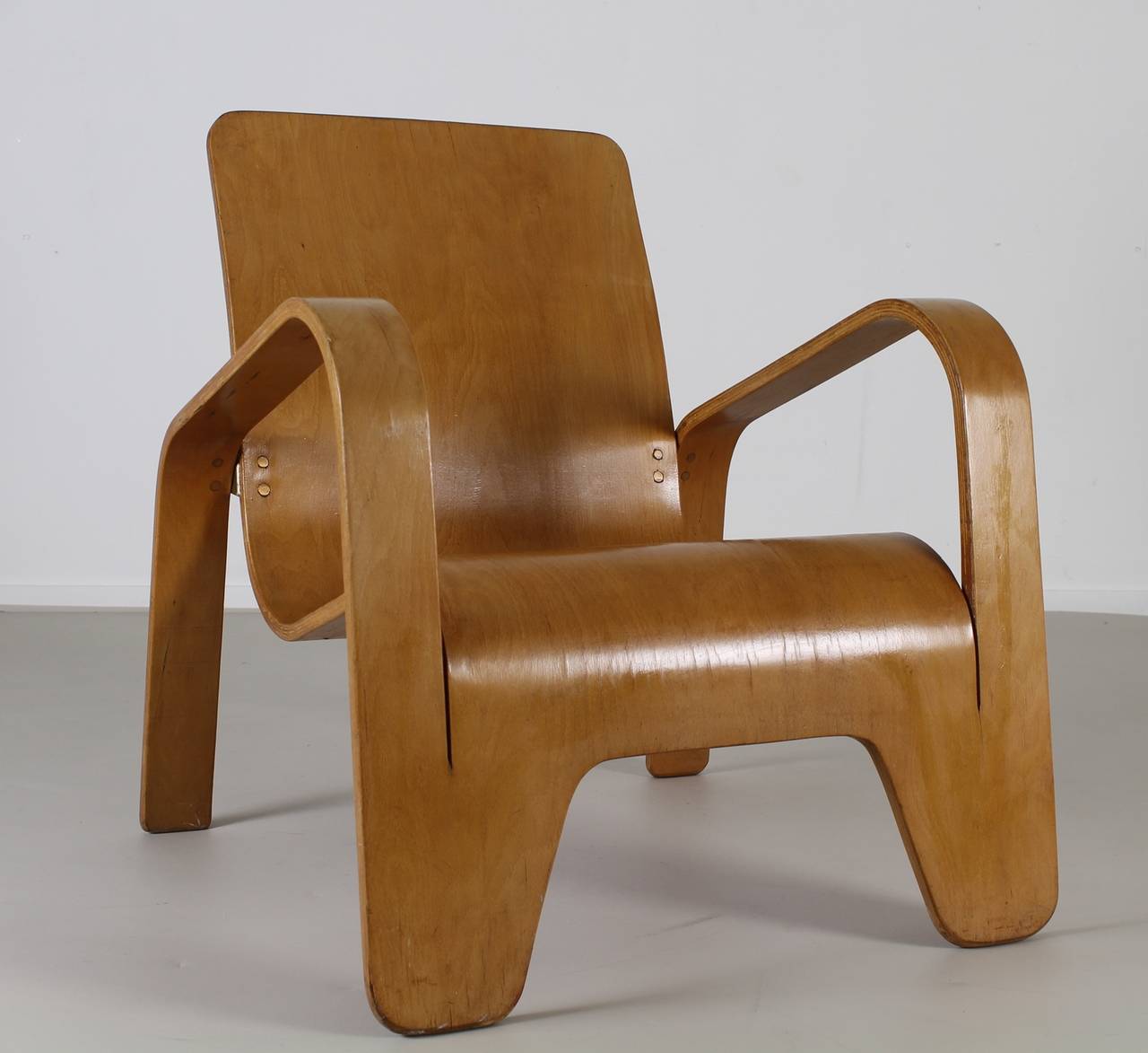 Sedia da salotto dal design straordinario realizzata in un unico pezzo di legno laminato
Designer: Han Pieck (1946)
Prodotto da Lawo
Un pezzo di compensato difficile da trovare
Piccola piega sul retro da sinistra a destra.