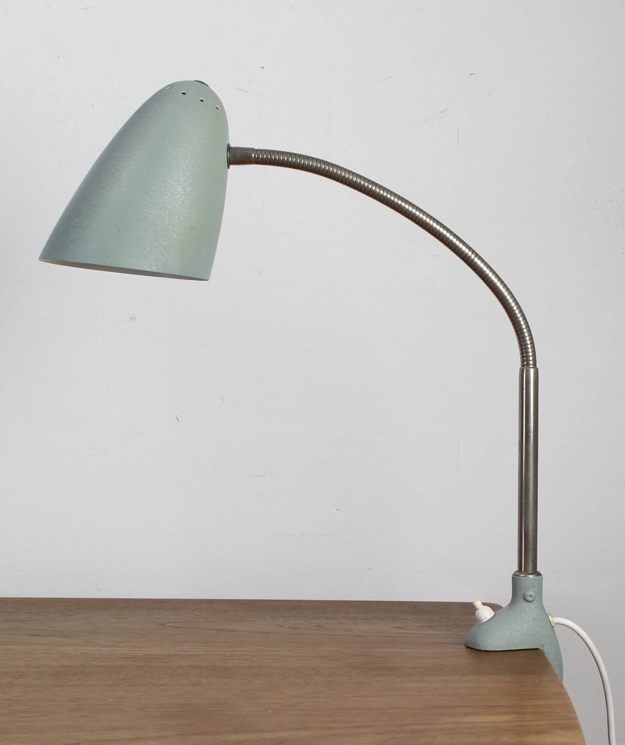 Typical pastell colored desk lamp
Design and manufacturer: Kaiser Leuchten Germany
Nice organic table mount
Flexible chromed metal arm

Express parcel shipment is advised