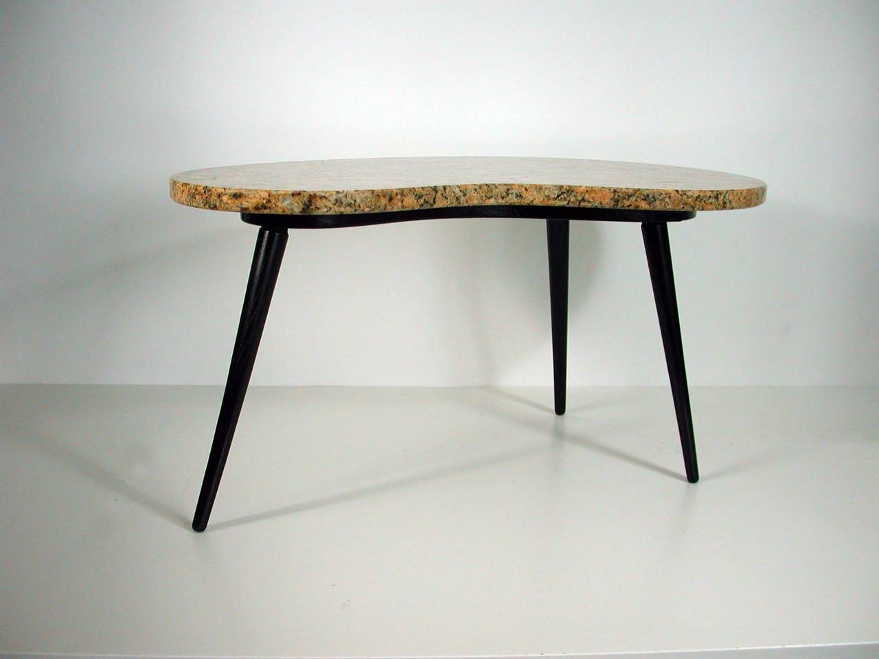 Awesome 1950s, Italian Giallo Venezia coffee or cocktail table on black lacquered three leg base.
Marble (professionally polished) kidney-shaped tabletop.