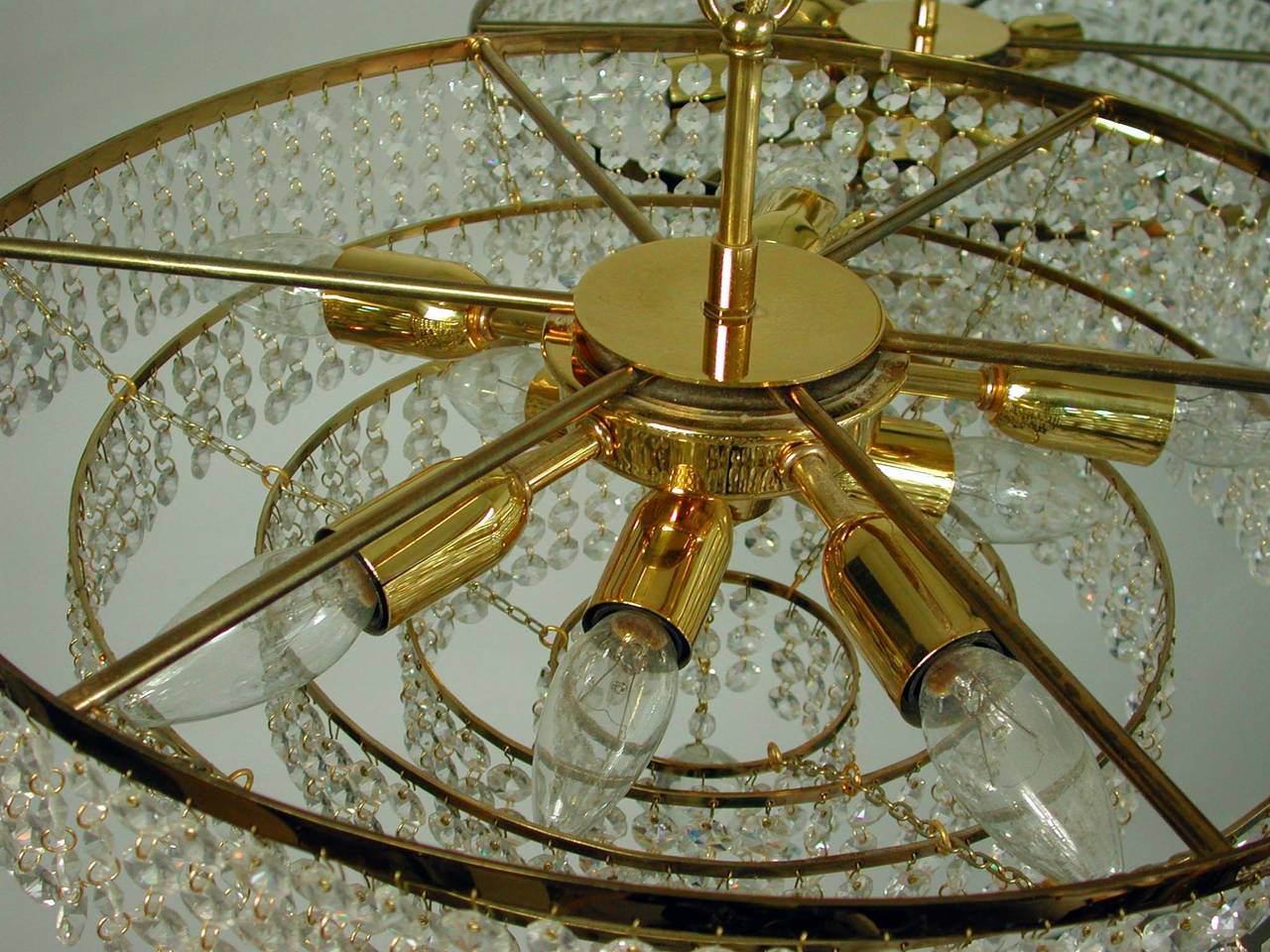Fünfstöckiger Ernst-Palme-Kristallglas-Kronleuchter aus der Jahrhundertmitte der 1960er Jahre mit acht Leuchten (Messing) im Angebot