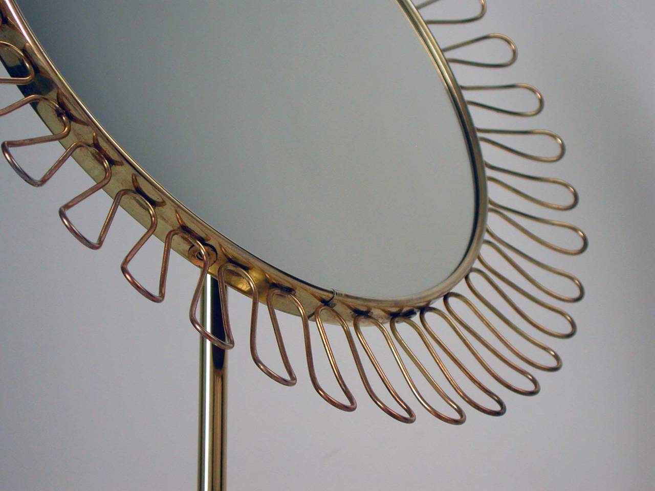 Mid Century Sculptural Brass Vanity Table Mirror in the Manner of Josef Frank In Excellent Condition In NUEMBRECHT, NRW