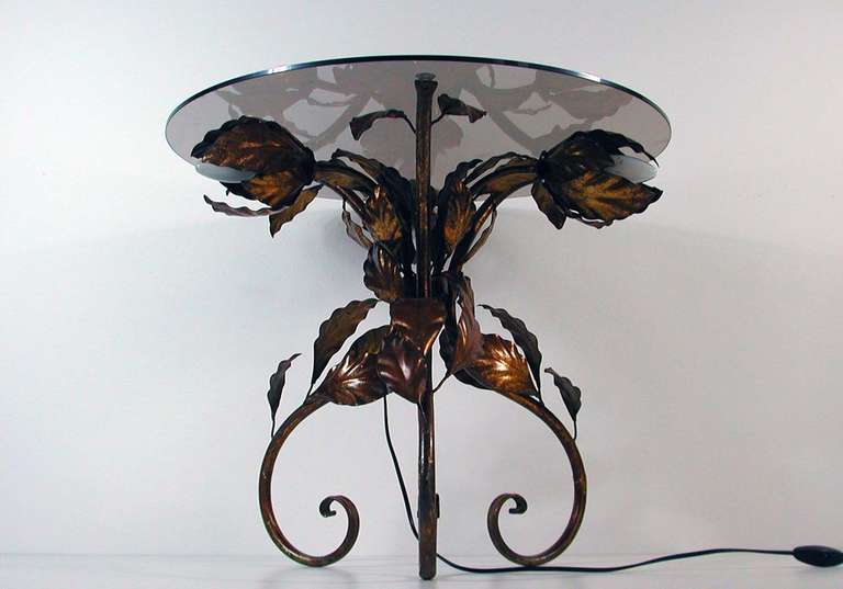 Beautiful bronzed metal illuminated table, made in Italy in the 1950s.
The table requires three E14 screw on bulbs. The lighting works on 110V as well as 220V.