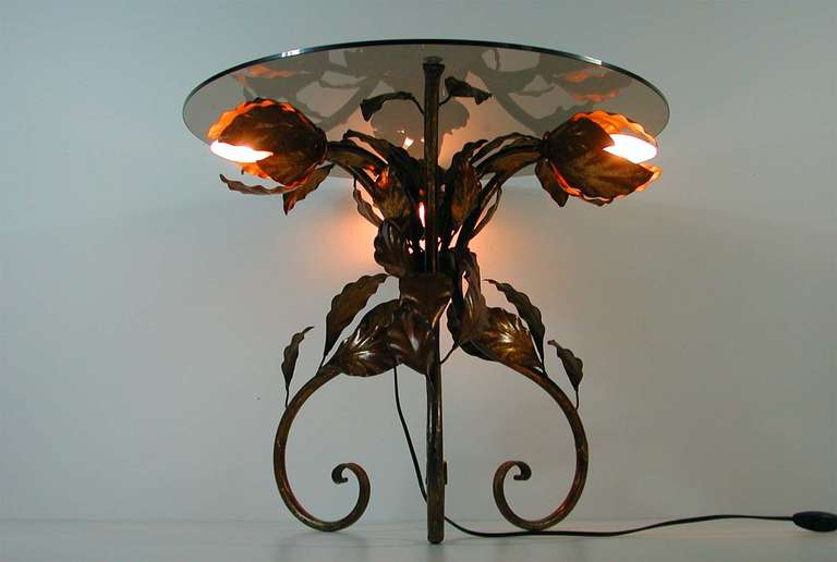 Mesa auxiliar italiana de los años 50 de metal bronceado y cristal tintado con iluminación Vidrio en venta