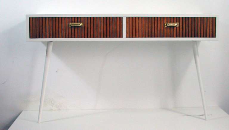 Commode italienne unique des années 1950 en chêne à deux tiroirs avec poignées en laiton, boîtier laqué blanc et deux  pieds laqués.

Le coffre a été remis à neuf (le coffret est neuf) et peut être fixé à un mur de façon à pouvoir être suspendu