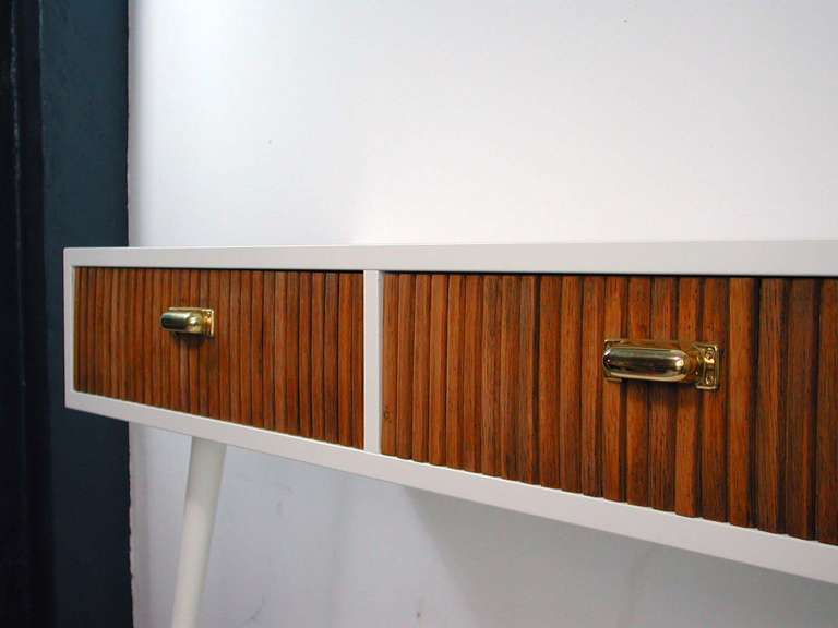 Midcentury Italian Oak and White Lacquered Chest of Drawers Console Table, 1950s In Good Condition For Sale In NUEMBRECHT, NRW