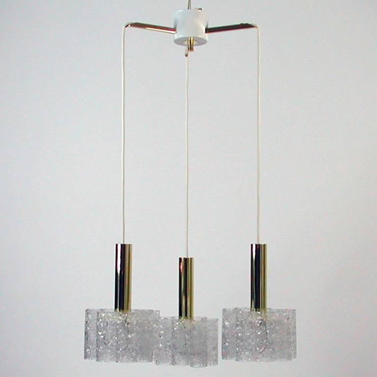 Deutscher Doria-Kronleuchter aus strukturiertem Glas und Messing mit kaskadenförmiger Verzierung (Mitte des 20. Jahrhunderts) im Angebot