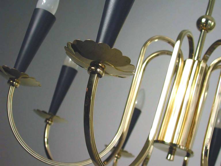 Awesome 1950s Italian eight-light brass and dark grey lacquered metal chandelier in the manner of Stilnovo.

Very good vintage condition and fully refurbished. All brass pieces polished and rewired.

The chandelier requires eight E14 screw on bulbs
