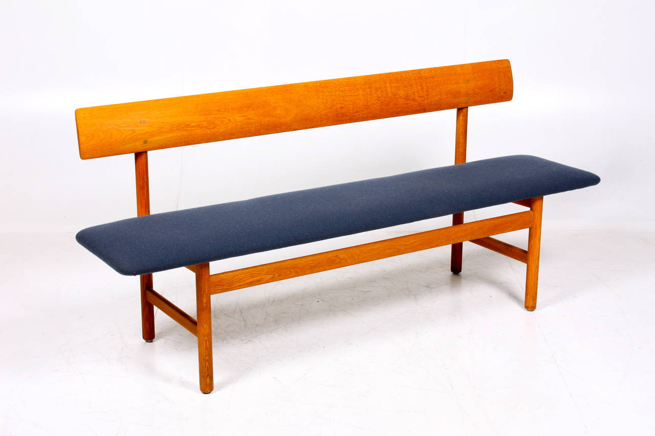 Shaker bench in solid oil finished oak with fabric seat. Designed by Maa. Børge Mogensen in the 1950s good original condition. Made in Denmark.