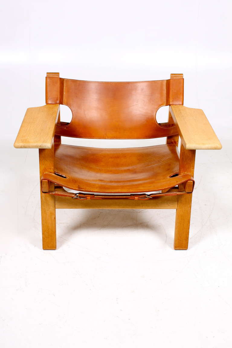 Pair of Spanish chairs - oak frame and patinated leather - Designed by Maa. Børge Mogensen - Great original condition.