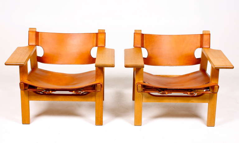 Pair of Spanish chairs, oak frame and patinated leather. Designed by Maa. Børge Mogensen and edited by Fredericia Furniture, Denmark. In great original condition.