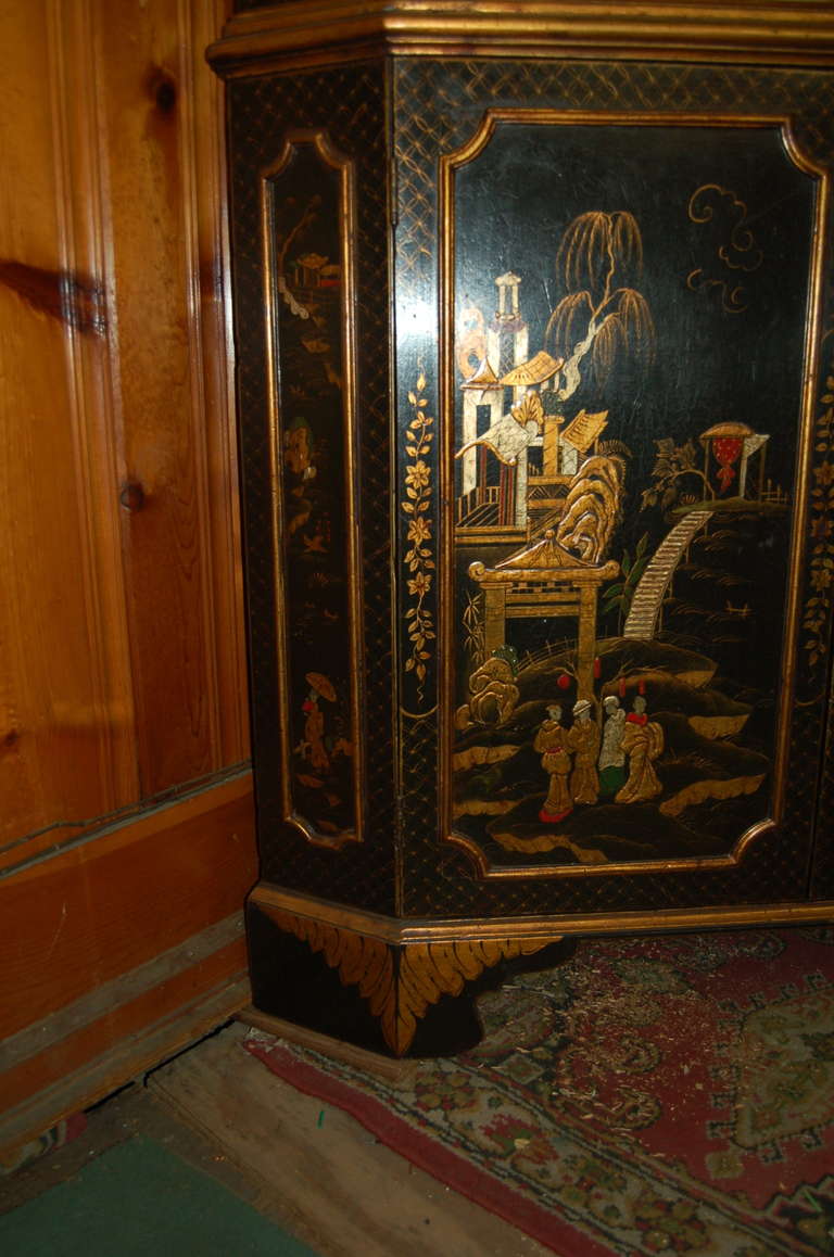 British 18th Century English Lacquered Gilt Chinoisoire Corner Cabinet For Sale