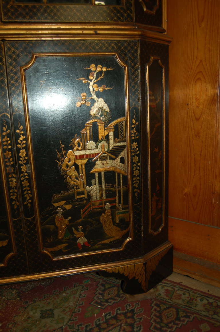 18th Century English Lacquered Gilt Chinoisoire Corner Cabinet In Good Condition For Sale In Savannah, GA