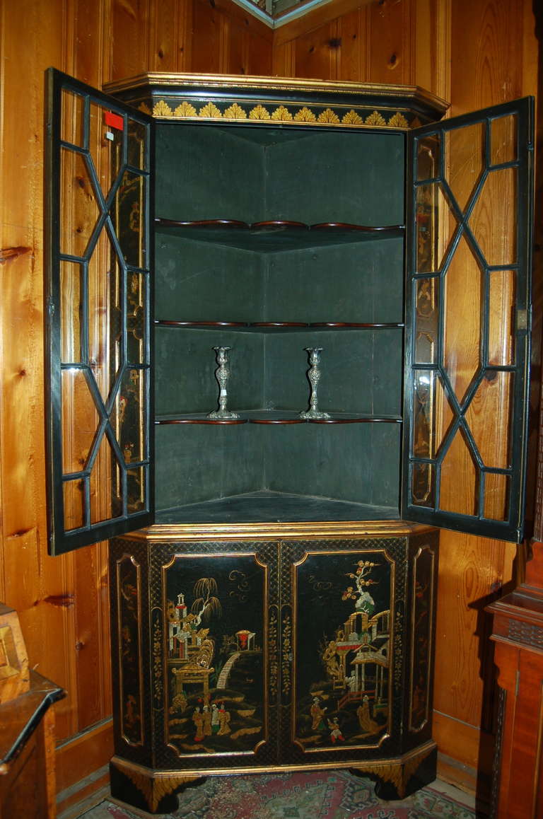 18th Century English Lacquered Gilt Chinoisoire Corner Cabinet For Sale 2