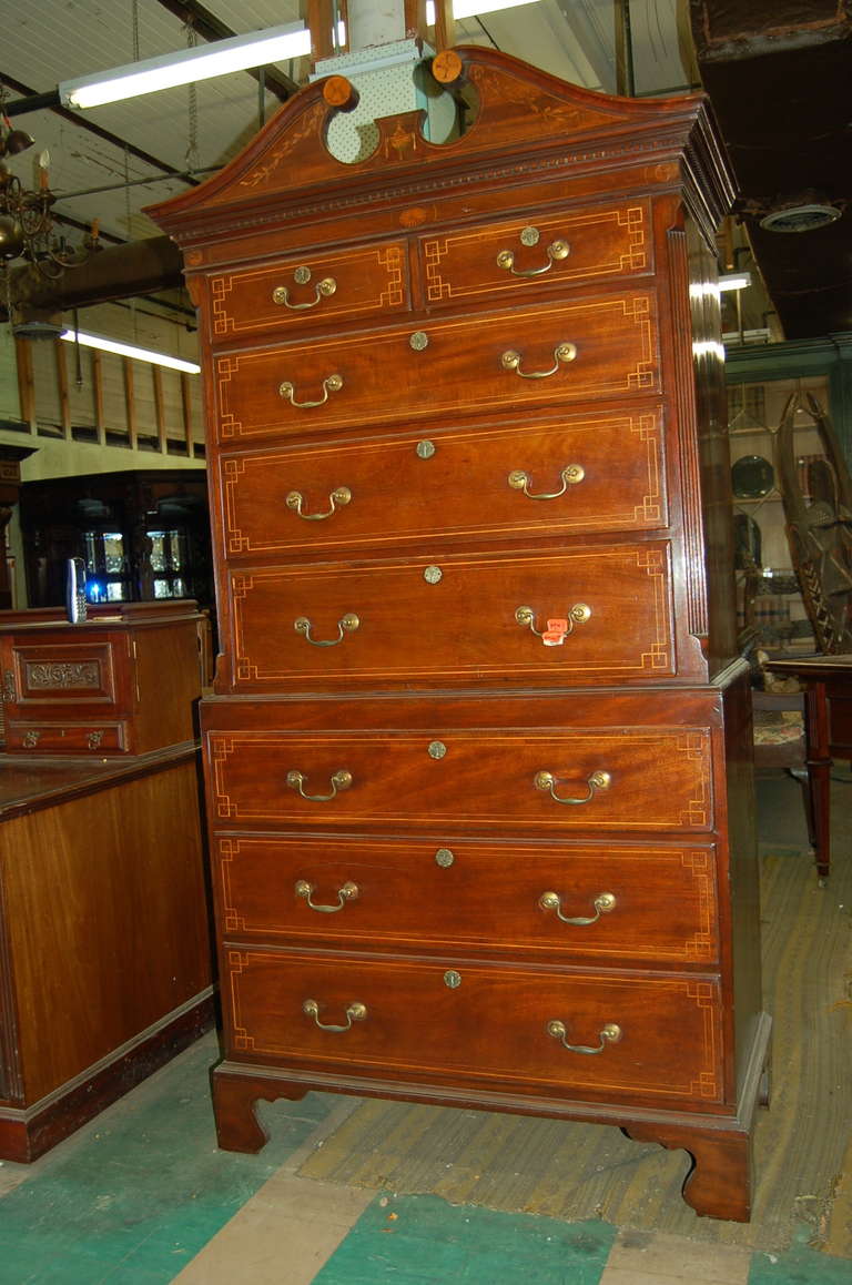 Cassettone inglese in mogano su piedi a staffa con intarsi a corda in legno di raso su ogni cassetto. Frontone aperto a collo di cigno sulla parte superiore con bellissimi intarsi. Modanatura dentale sulla parte superiore, circa 1790. Si tratta di