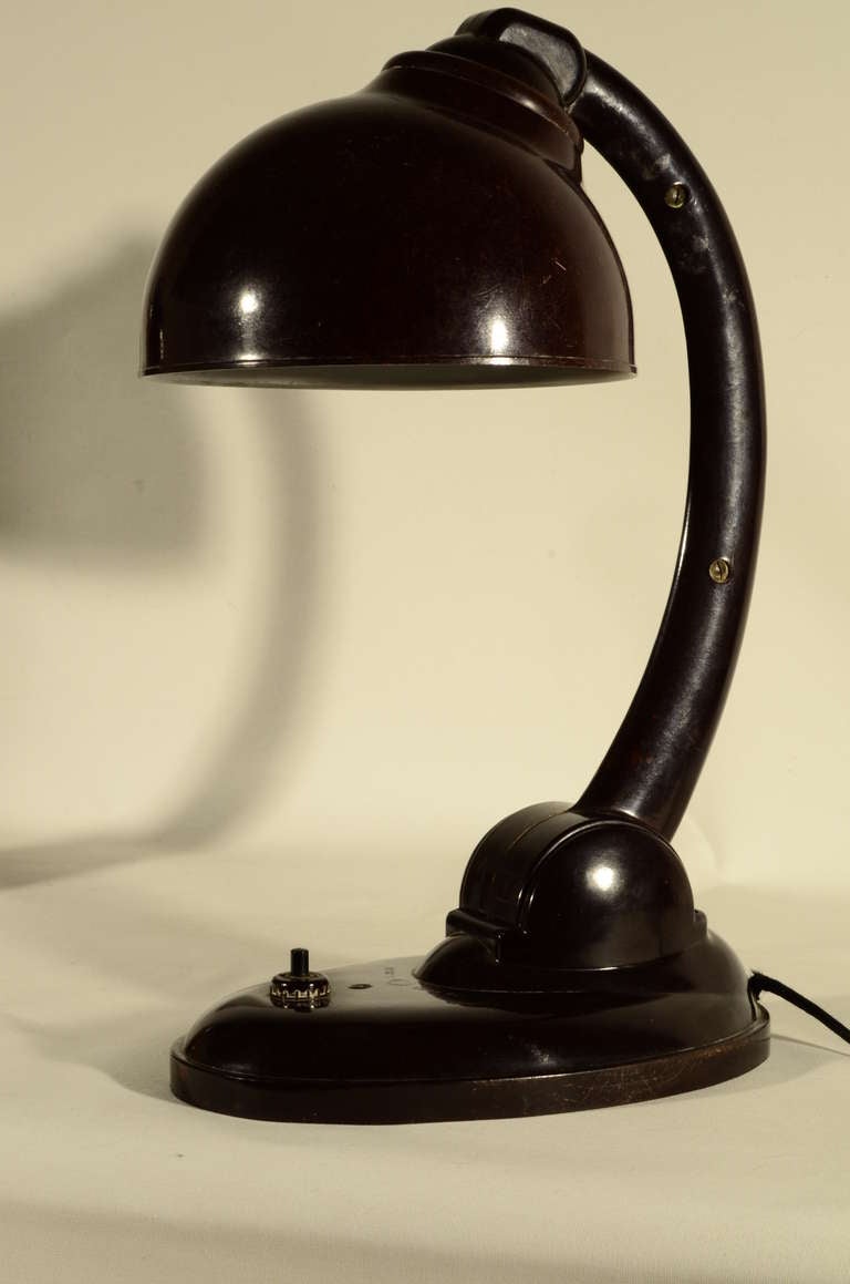Ein Paar modernistische Bakelit-Tischlampen, entworfen von Eric Kirkman Cole, 1920er Jahre