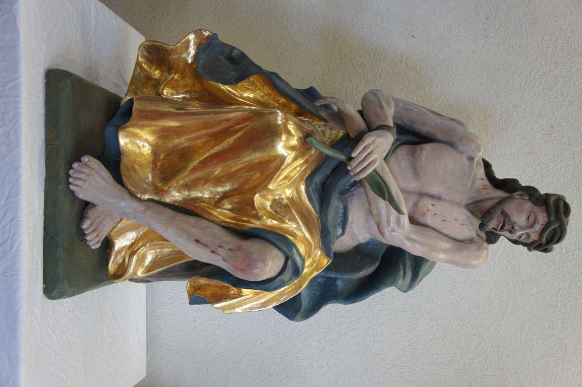 The statue of Jesus Christ is located on a socket (19,68in x 21,65in)