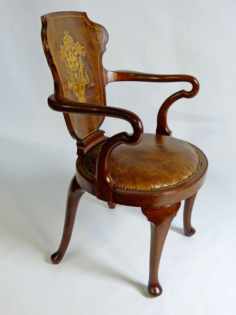 British English Captain´s Armchair with Heraldic Lion Head Engraving