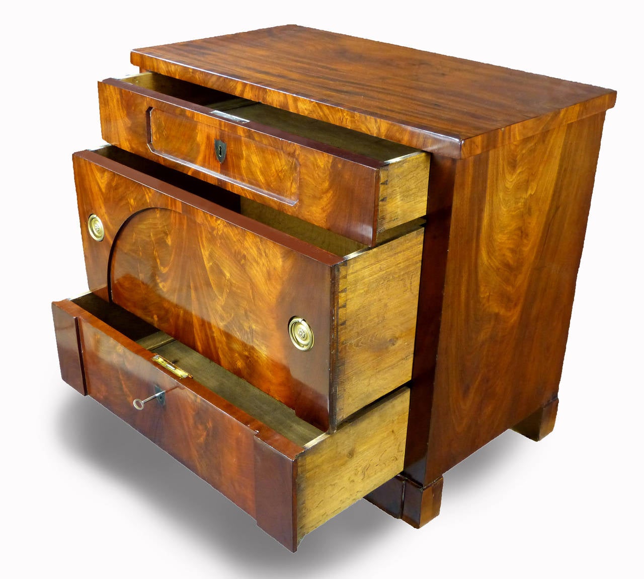 Early 19th Century Biedermeier Petite Commode or Chest of Drawers In Excellent Condition In Santander, ES