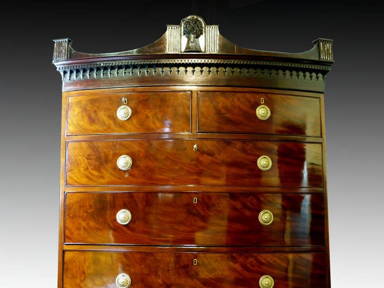 Chest on Chest of Drawers 18th Century Bow-front Mahogany In Excellent Condition In Santander, ES