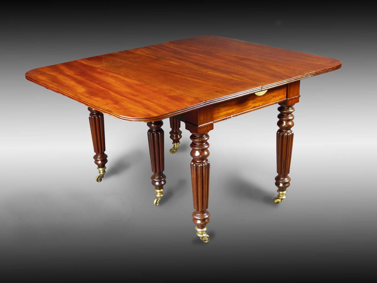 Fine Cuban figured mahogany drop leaf dining table attributed to Gillow, one of England's great cabinetmakers.The table is very versatile and may be extended with 2 additional leaves. In the center it is further supported by a central leg. All 5
