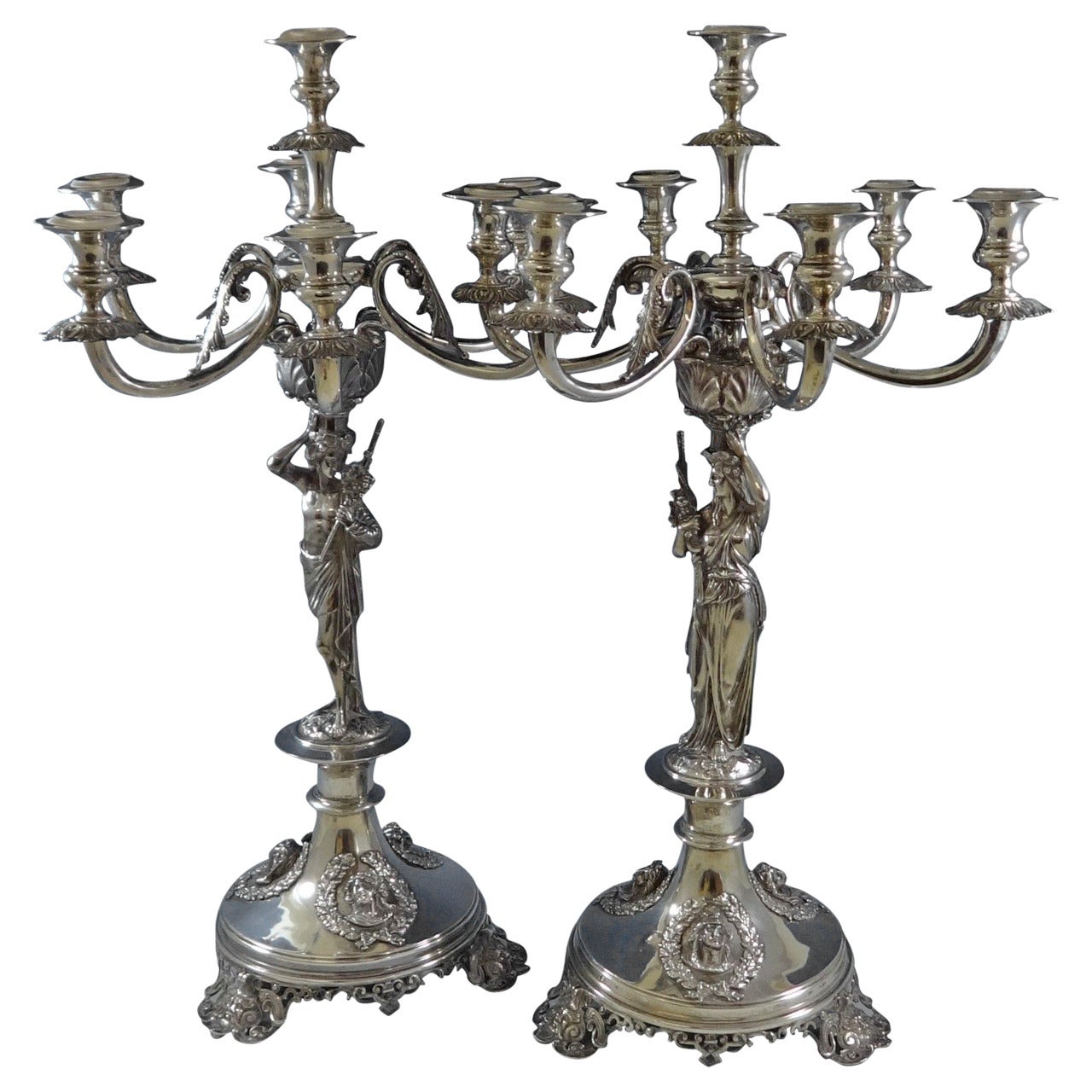 Magnífico par austriaco de candelabros de plata de ley de siete luces, huecos