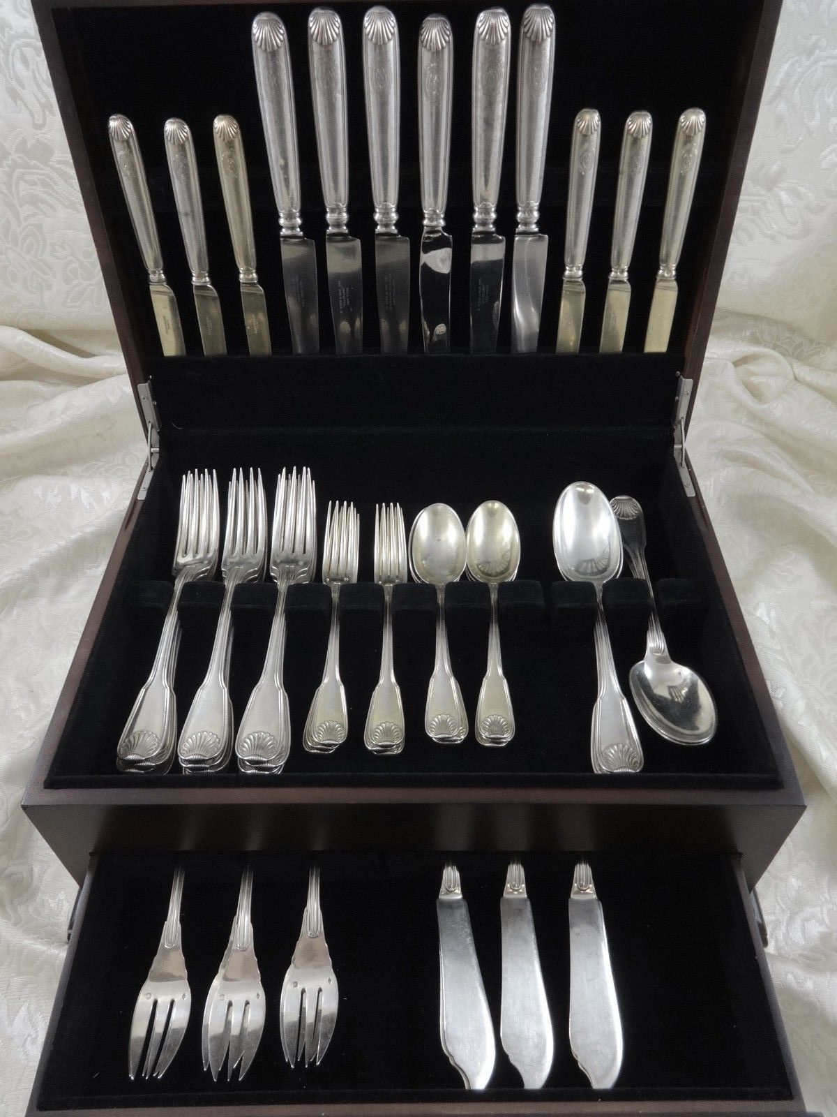 These handcrafted utensils show off the exceptional skill of the legendary Puiforcat silversmiths. The high-quality of Puiforcat cutlery is also revealed in the high percentage of 950/1000 sterling silver. Handmade, exceptional quality set with