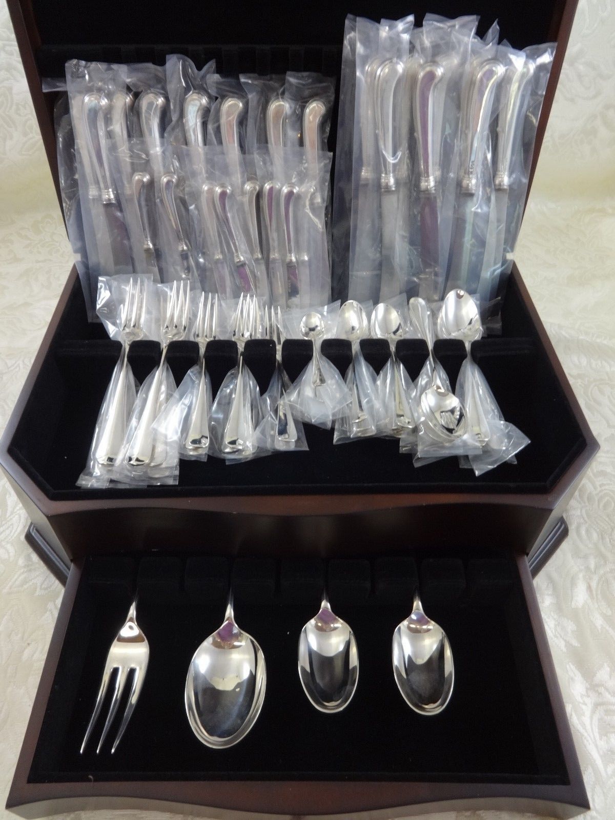 Queen Ann by Worcester (England) sterling silver dinner size flatware set of 68 pieces. The pistol grip handle knives are wonderful! This set includes:

Eight dinner size knives, 9 3/4