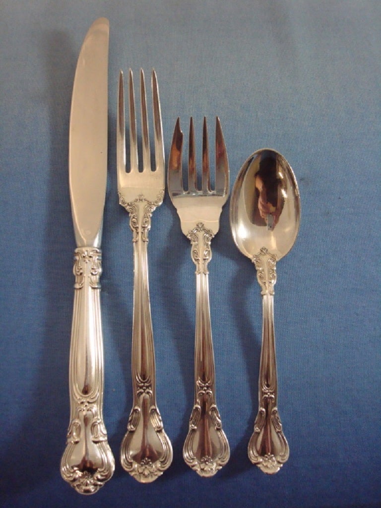 This Chantilly by Gorham sterling silver four-piece place size setting includes the following pieces:
One place size knife, 9 1/4