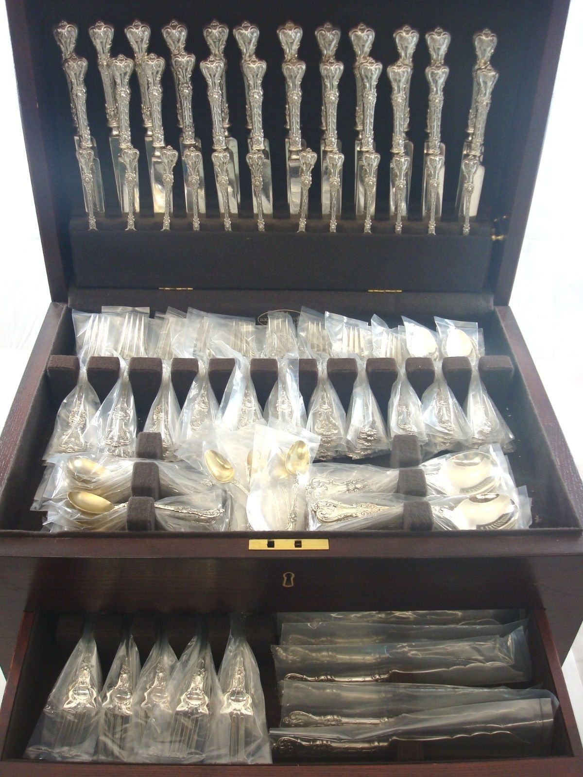 Exceptional monumental King Edward by Whiting sterling silver flatware set with Classic shell motif. 

This set includes:

12 banquet knives, 10 5/8