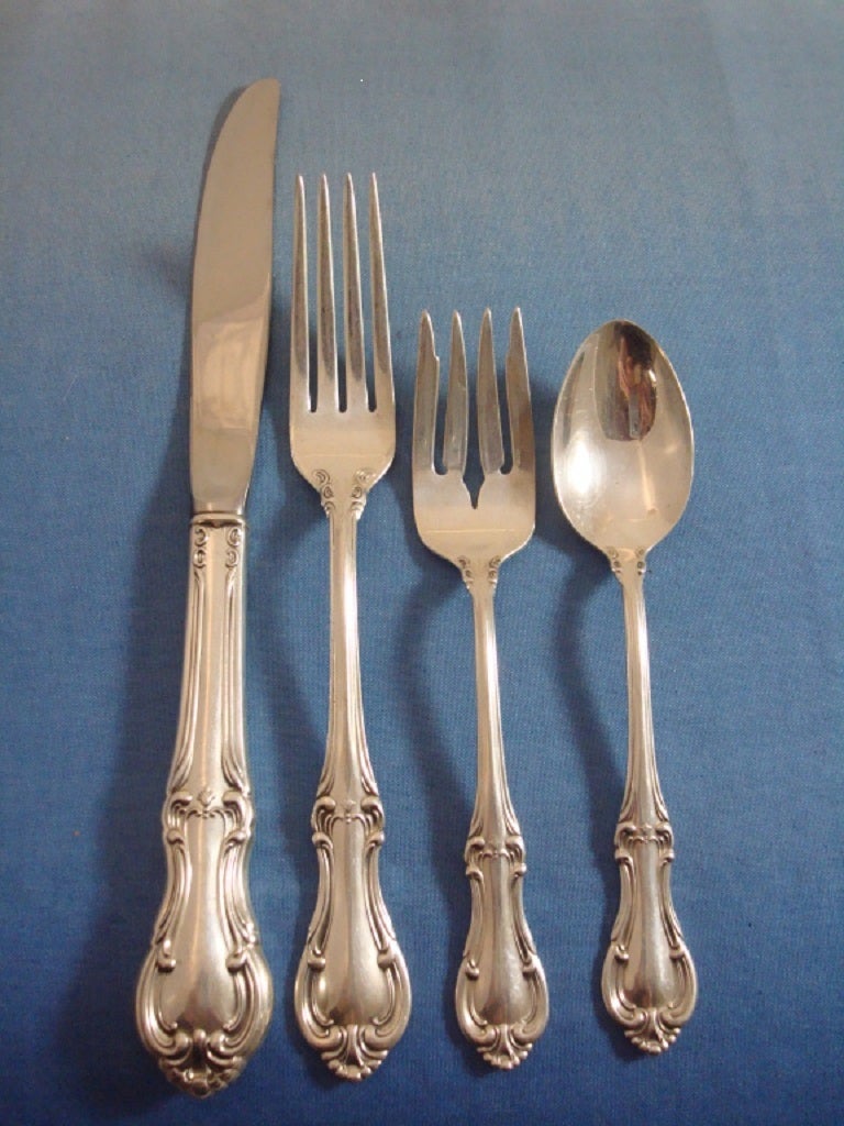 Issue Date: 1940
Designer : Alfred G. Kintz

This Joan of Arc by International Sterling Silver 4-pc Place Size Place setting includes the following pieces:
1 Place Size Knife, 9 1/4
