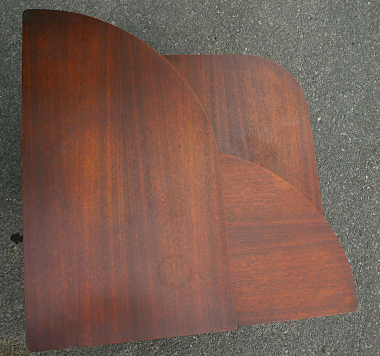 Walnut Three Tier Modernist Occasional Table by Gio Ponti for Singer In Excellent Condition In Hudson, NY