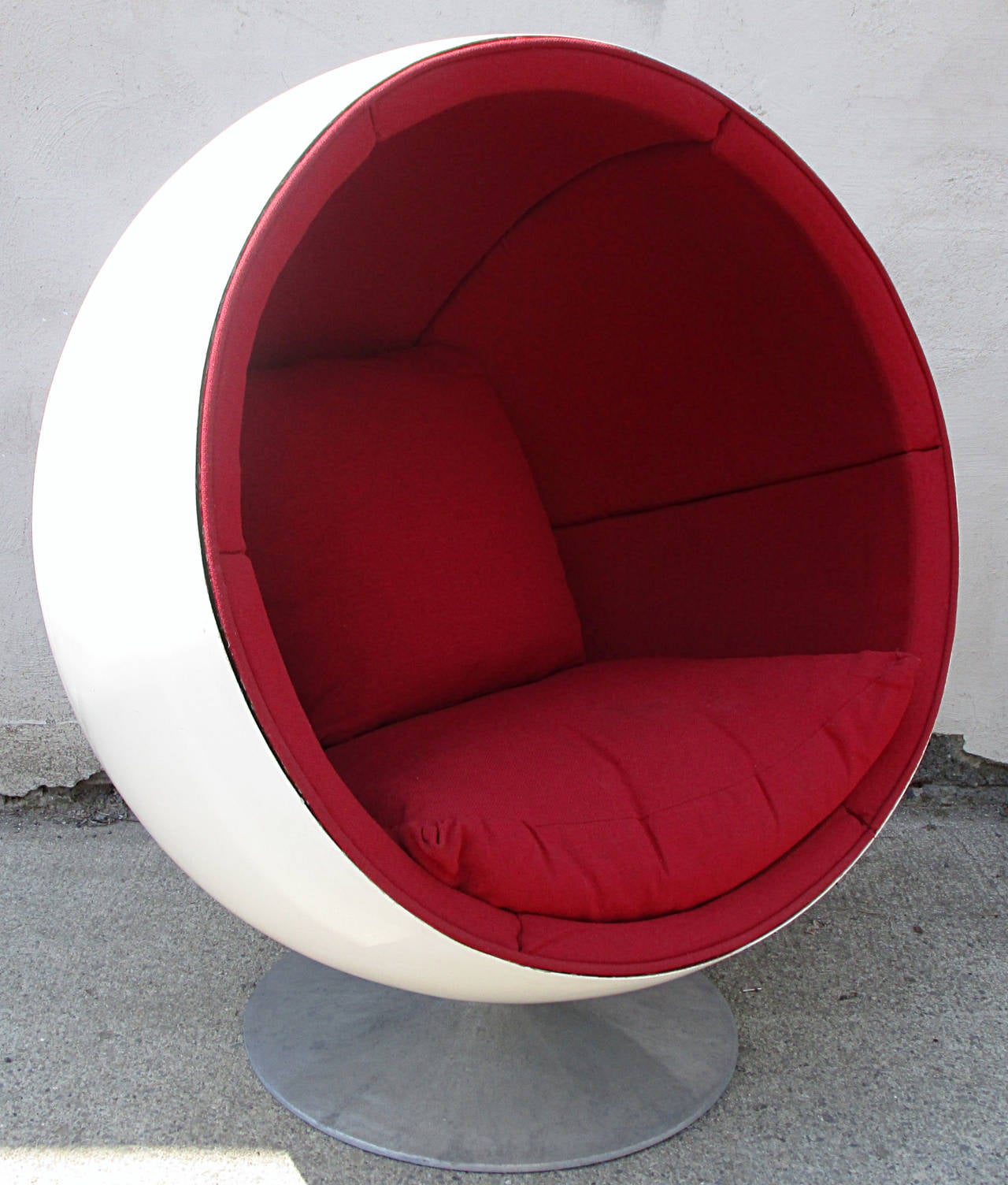 Iconic Eero Aarnio ball chair in white fiberglass on aluminum swivel pedestal base. This version most likely from the 1970s.