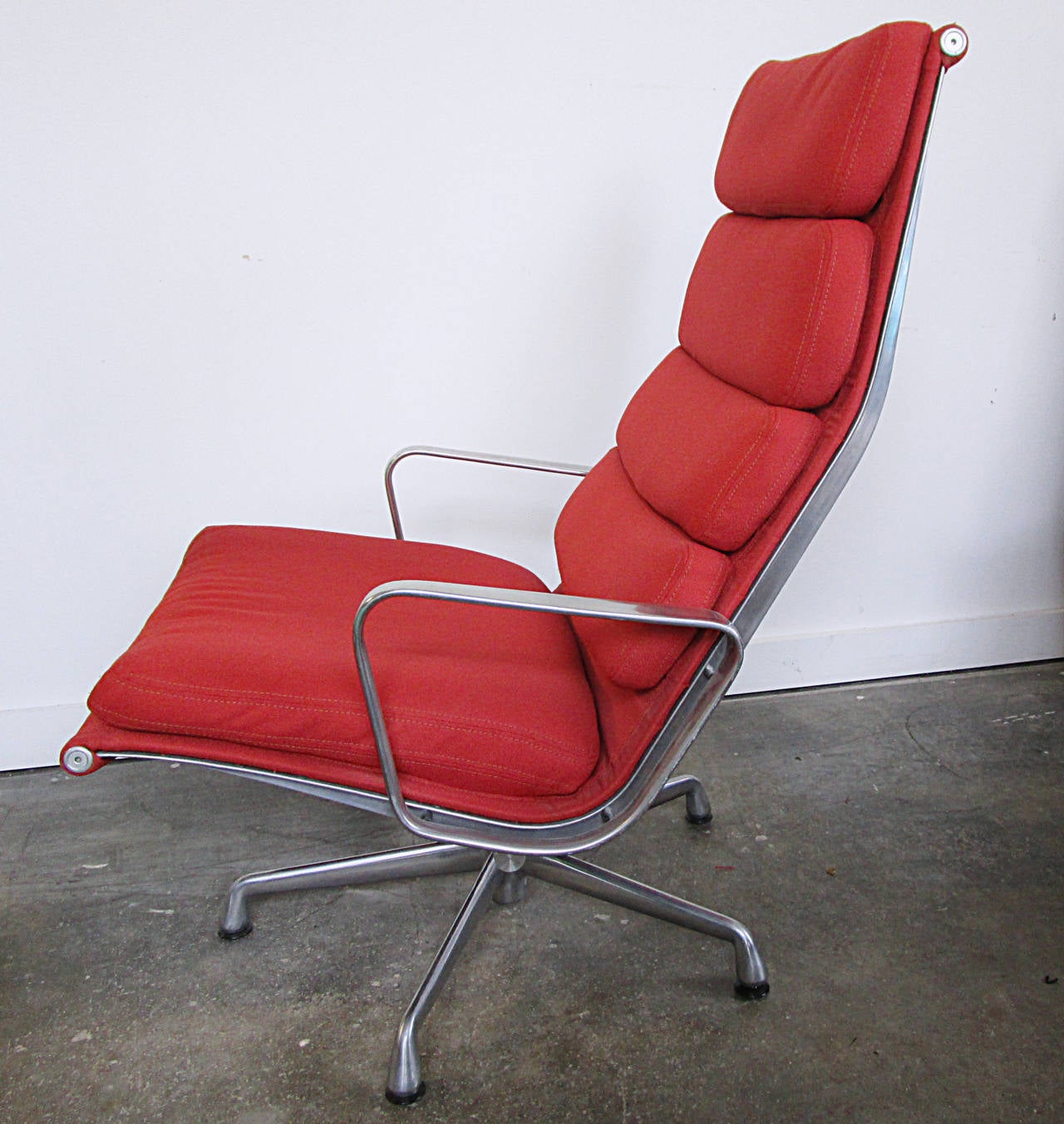 Charles and Ray Eames Soft Pad Executive Chair In Excellent Condition In Hudson, NY