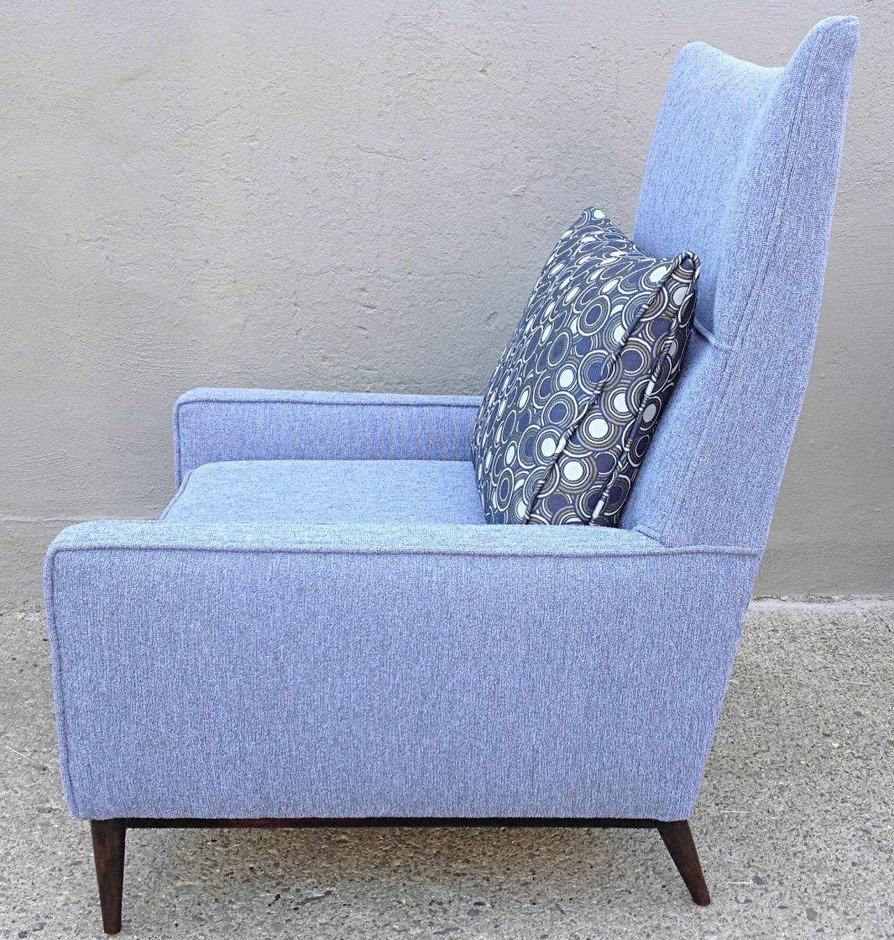 Classic McCobb stylish design. A graceful combination of sleek lines with subtle curves. Newly reupholstered in a woven nubby cotton with periwinkle blue and grey hues and contrast wedge pillow. Wood work in  espresso.
