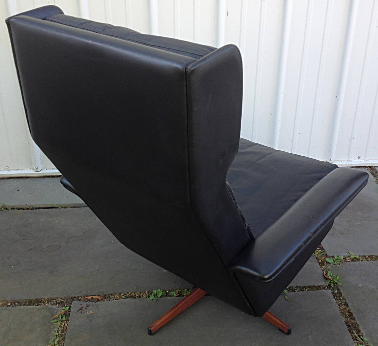 Mid-Century Modern Black Leather Wingback Swivel Chair by Komfort