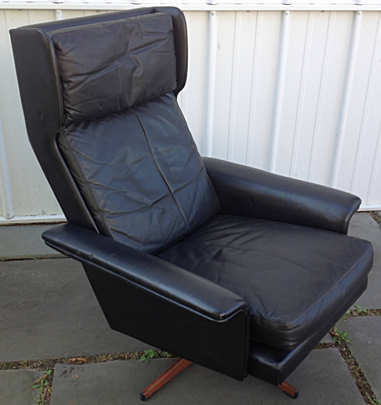 Black Leather Wingback Swivel Chair by Komfort In Good Condition In Hudson, NY