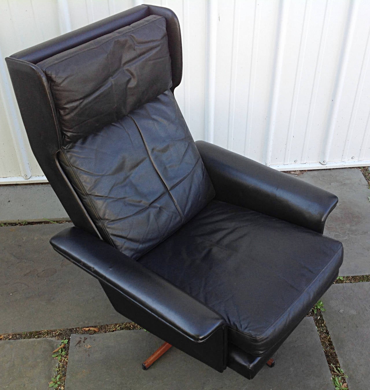 Black Leather Wingback Swivel Chair by Komfort 1