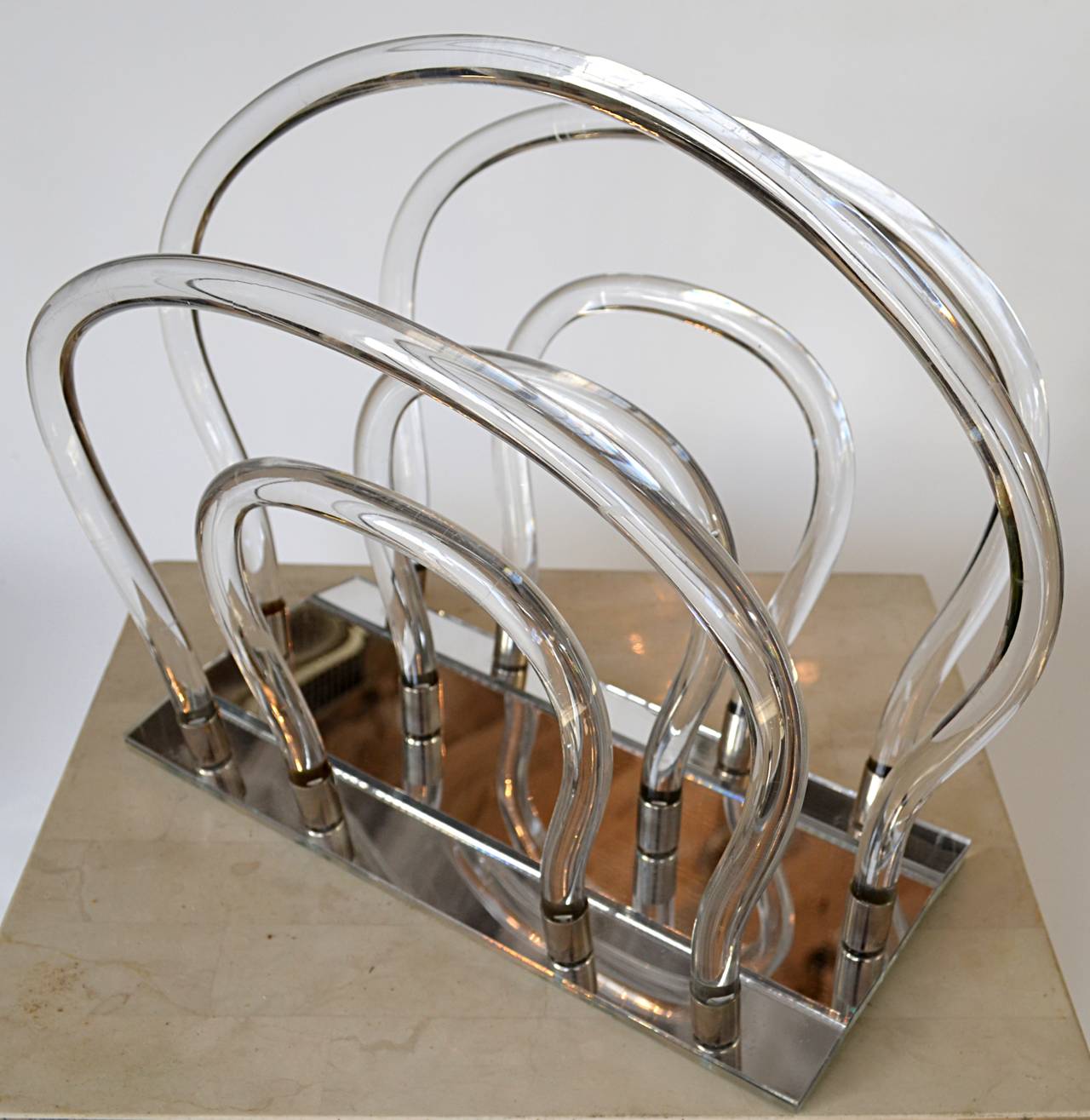 Lucite Magazine Stand Dorothy Thorpe In Excellent Condition In Hudson, NY