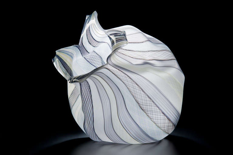 Filigree Spirit Fruit avec des cannes de couleurs mélangées est l'un des plus beaux exemples de soufflage de verre en studio à grande échelle. Pièce unique. 

